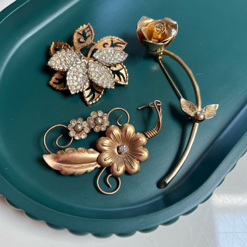 Vintage 3 Piece Mixed Eras 1950s & 1980s Gold Toned Floral Leaf Brooch Pin A lot